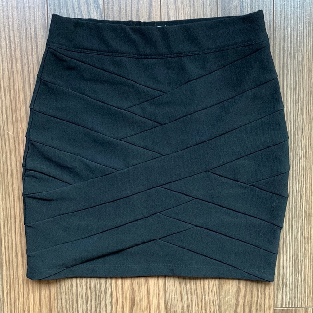 DYNAMITE Classic black mini skirt size small - Picture 2 of 8